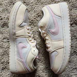 Wmns Air Jordan 1 SE Low Muslin Legend Pink Brand New Sz 9